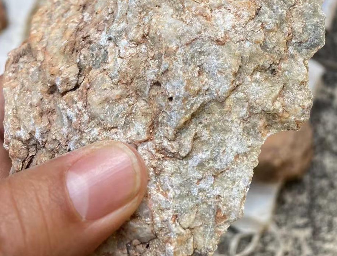 Australasian Gold boosts lithium potential at Mt Peake after successful rock chipping program