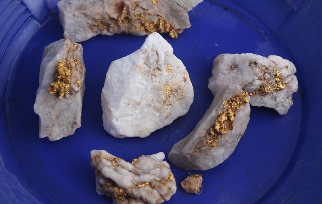 Cyclone Metals recovers quartz gold from test pits at Nickol River