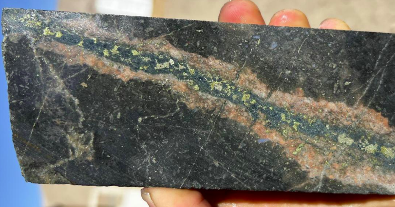 AusQuest extends mineralisation at Cangallo