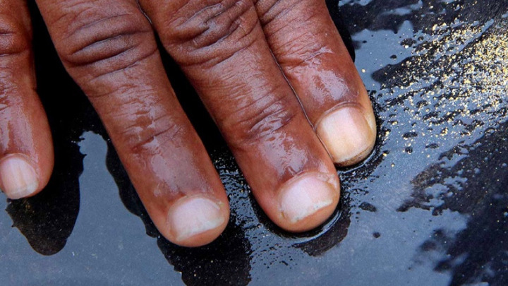 Image of hand rubbing through sand at Kobada Project, Mali