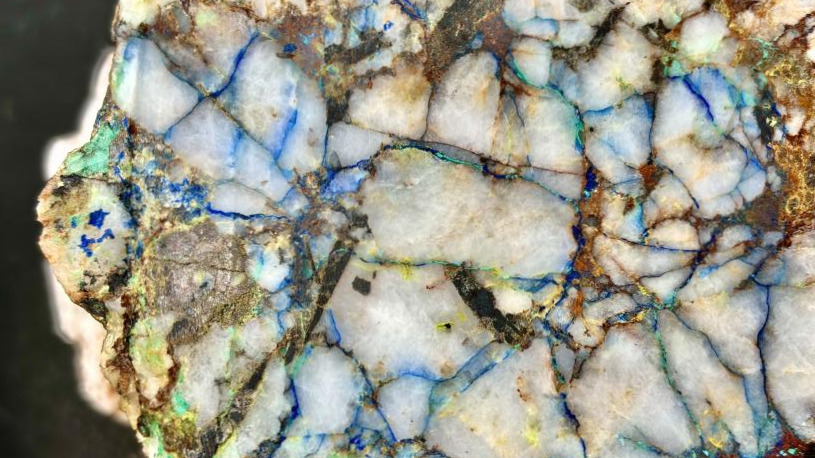 ID 6668 Coordinates 189659mE 8027877mN Crystalline Wolframite (ferberite) in quartz vein breccia lined by azurite and malachite FOV 8cms.